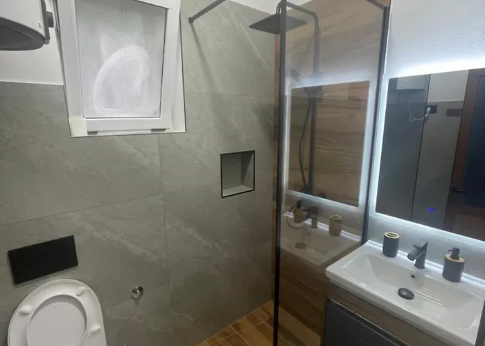 Private House Velipoj 度假居 *